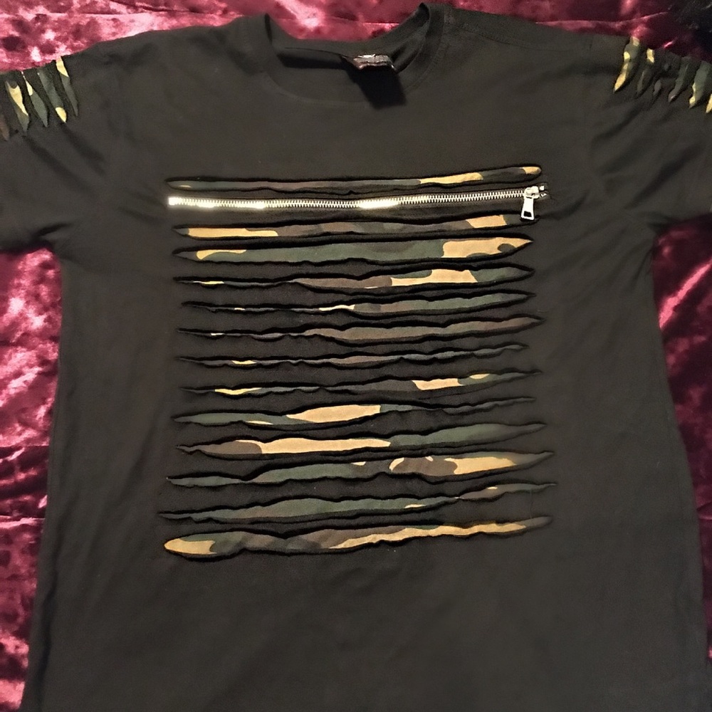 Medium Men’s Army Design Black Zipper Shirt!